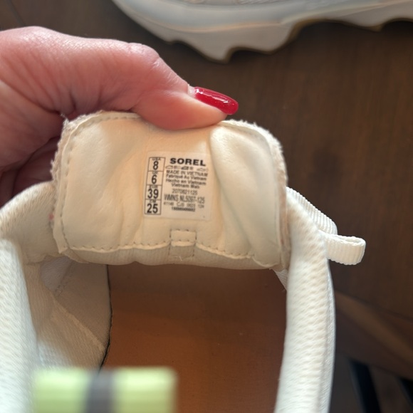 Sorel Women’s sneakers.  Excellent condition. Size 8 - Picture 5 of 5